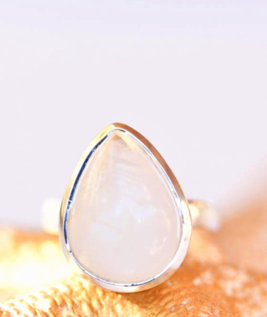 Vakker, enkel og hÅndlaget designring i 926s Silver (10x7mm ) MÅnesten i drÅpeform ..