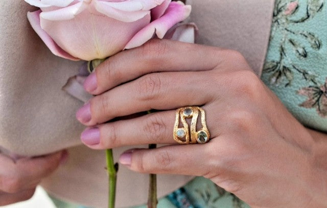 Vakker, hÅndlaget 3 Stone designring med smÅ stener, Labradoritt, BlÅ Topaz og MÅnesten, 18k gold plated