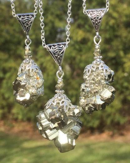 Vakkert, nytt hÅndlaget Designkjede med rÅkrystall i Pyritt anheng