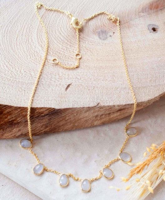 Nytt og enkelt Cila Designkjede med 7 Teardrop Moonstones, 18k Gold plated..