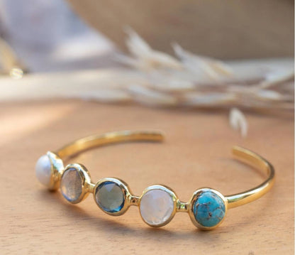 CILA Design Armbånd w/ Moonstone, Labradorite, Iolite Hydro, Copper Turquise, Perle, 5 Stone Design, Gold Electroplated