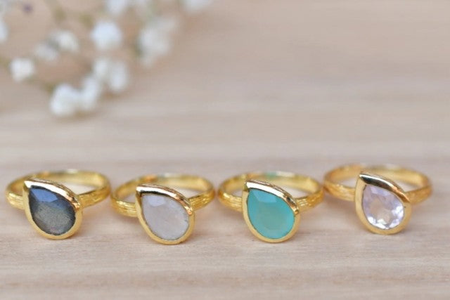 Vakker, enkel og hÅndlaget Beatriz Aqua Chalcedony designring i 18K Goldplated i drÅpeform ( 8x6mm )