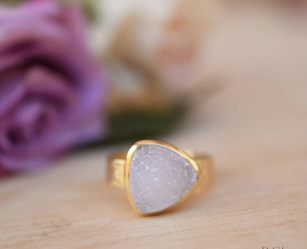 Vakker White Druzy 18K Goldplated Ring - modell " Josie "