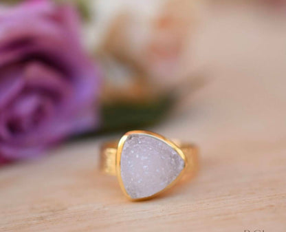 Vakker White Druzy 18K Goldplated Ring - modell " Josie "