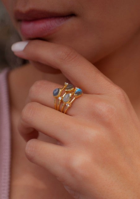 HÅndlaget 4 stone ringdesign med stener i Rainbow Labradorite og zirkoner,  Gold Electroplated.