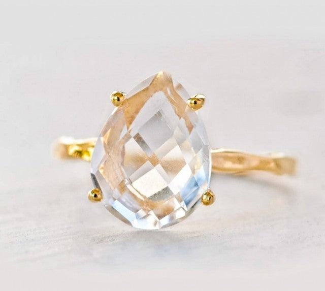 Vakre "Solitair Tear Drop" Designring m/enkel innfatning og 12x9mm sten, CLEAR QUARTZ  - April Birthstone