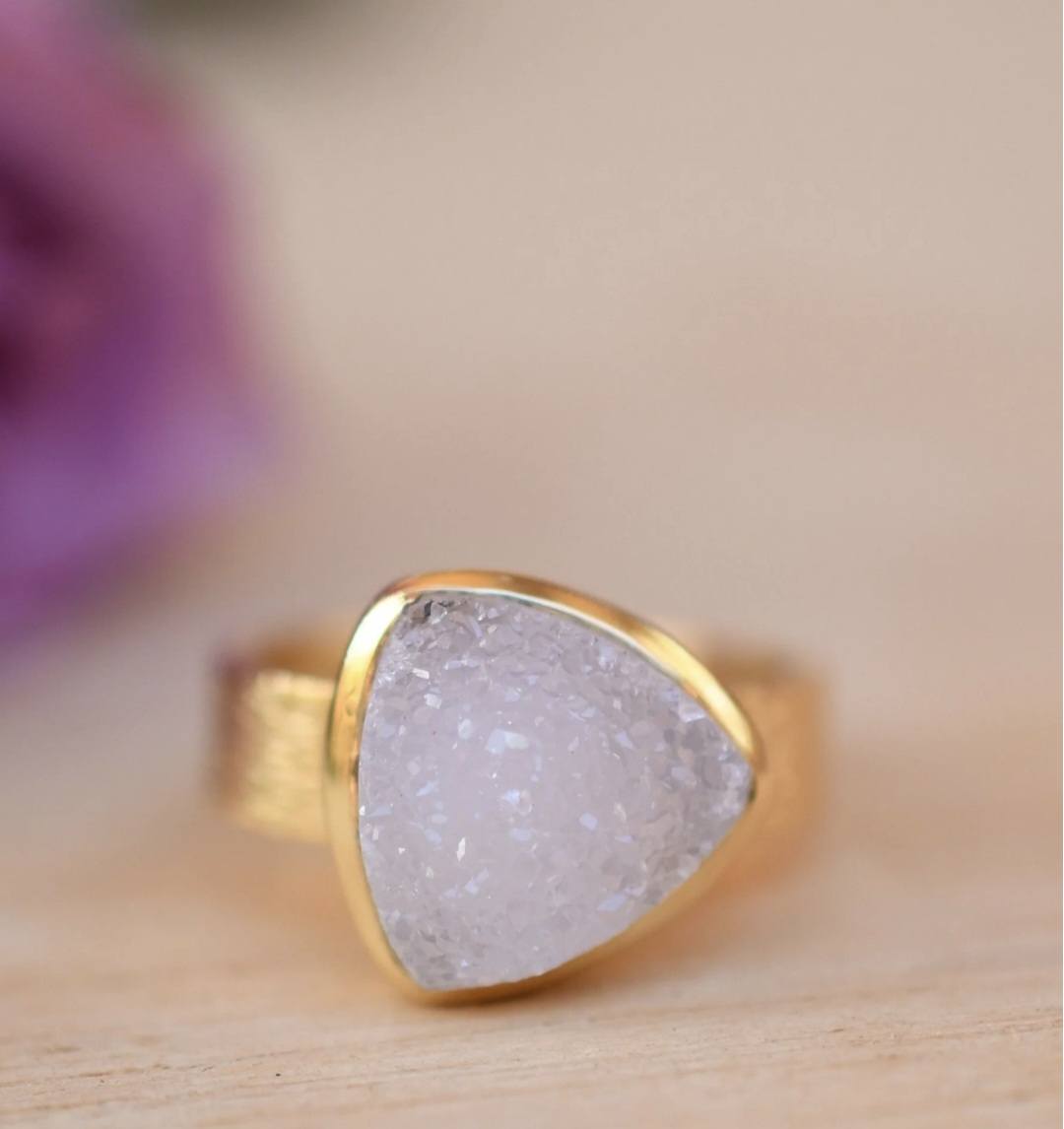 Vakker White Druzy 18K Goldplated Ring - modell " Josie "