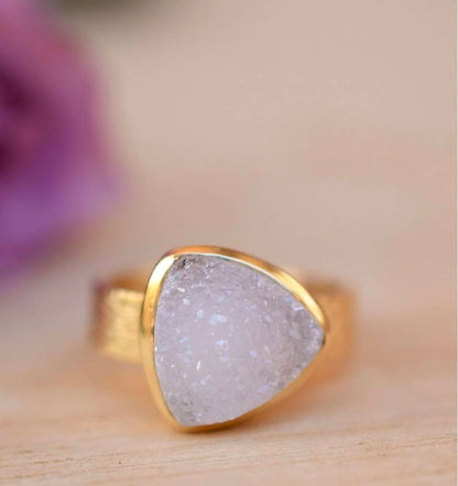Vakker White Druzy 18K Goldplated Ring - modell " Josie "