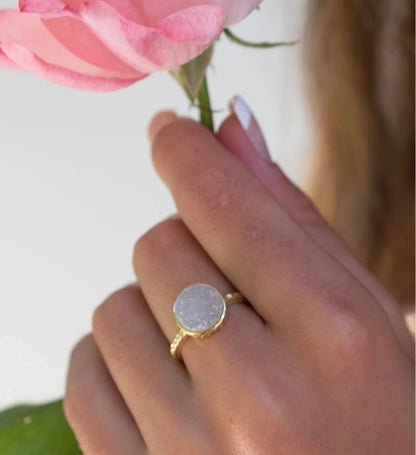 Vakker White Druzy 18K Goldplated Ring - modell " Marcela "