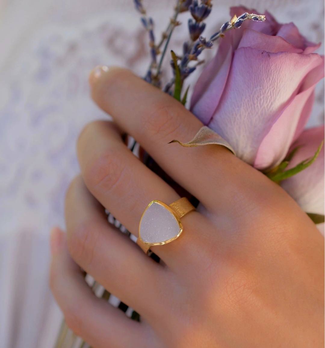 Vakker White Druzy 18K Goldplated Ring - modell " Josie "