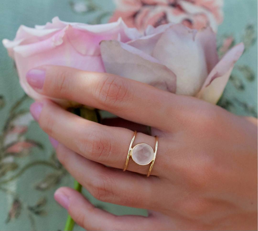 Vakker CILA Rose Quartz 18K Goldplated Design Ring - modell " HELEN "