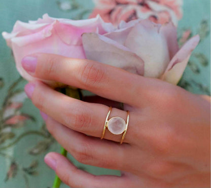 Vakker CILA Rose Quartz 18K Goldplated Design Ring - modell " HELEN "