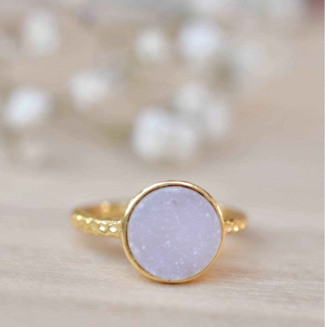 Vakker White Druzy 18K Goldplated Ring - modell " Marcela "