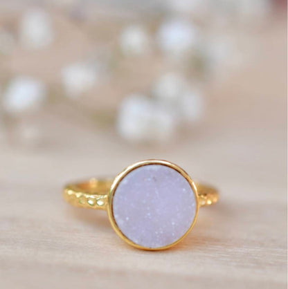 Vakker White Druzy 18K Goldplated Ring - modell " Marcela "