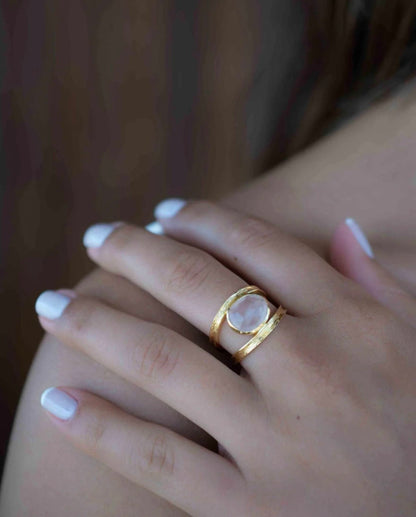 Ny & Trendy 18K Goldplated Ring - Modell "Tani" med oval Rose Quartz  sten