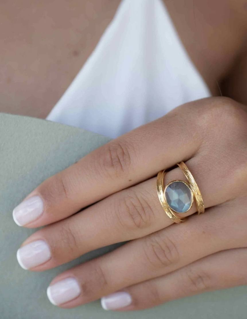 Ny & Trendy 18K Goldplated Ring - Modell "Tani" med oval Labradorite sten