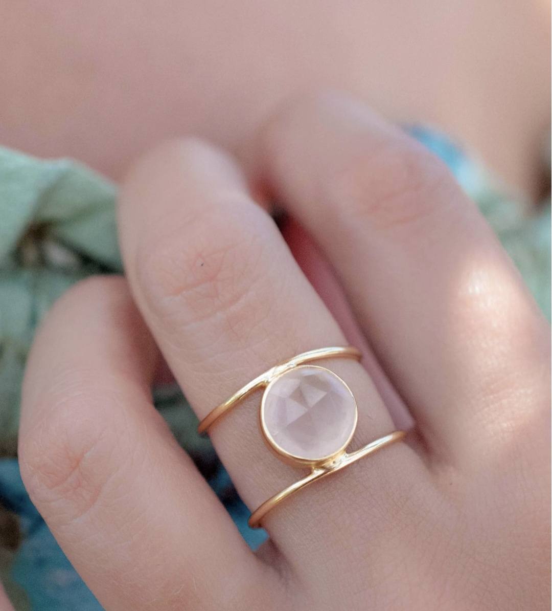 Vakker CILA Rose Quartz 18K Goldplated Design Ring - modell " HELEN "