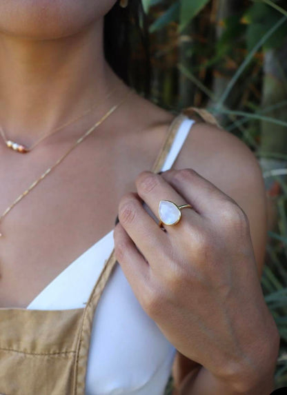 Vakker, enkel og hÅndlaget designring med liten mÅnesten i 18K Gold plated ( 10x7mm) drÅpeform