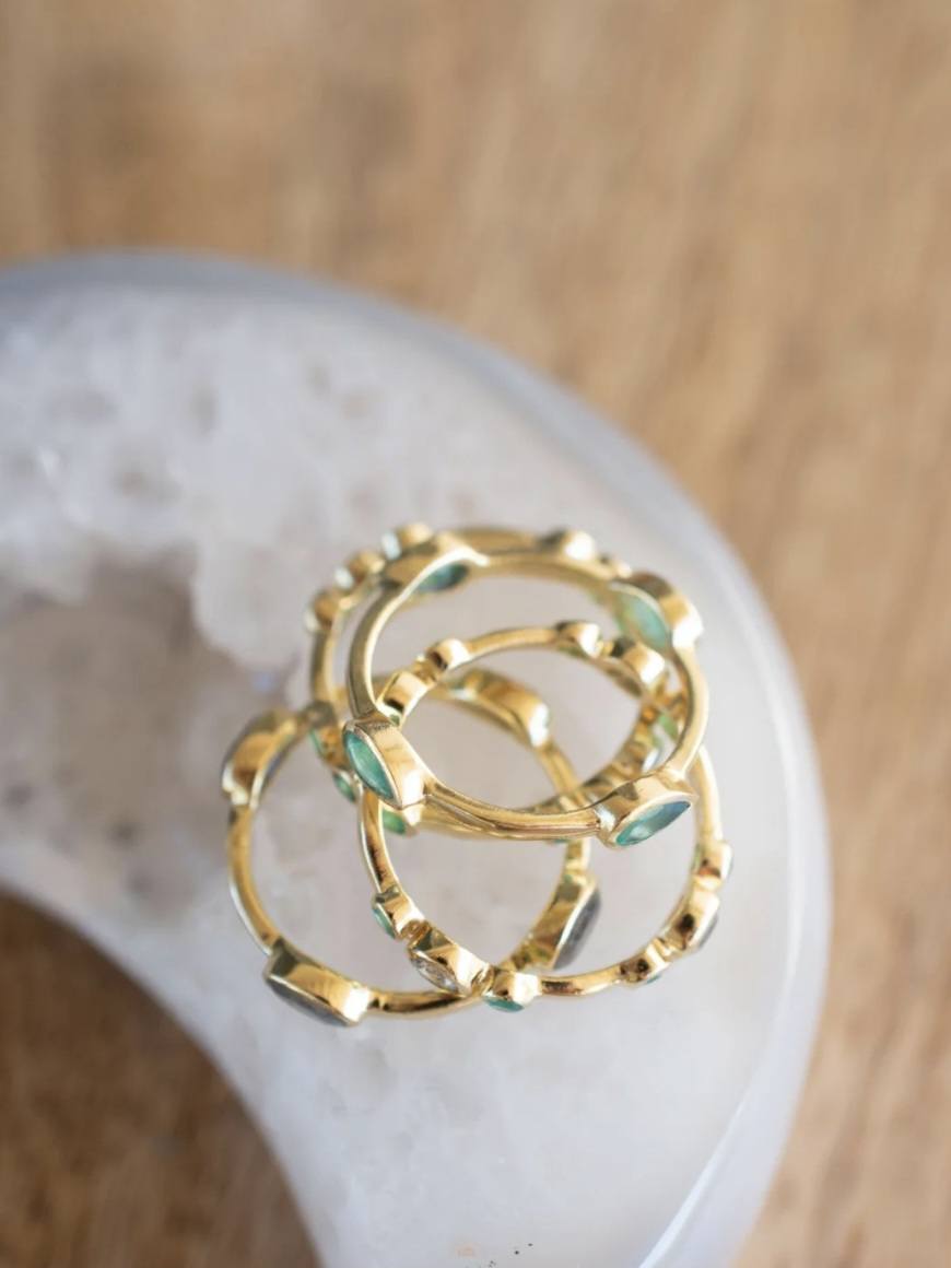 Ny & Trendy Mareshia Design 18K Goldplated Ringer - med Grønn Onyx og Labradorite ( 4 ringer )
