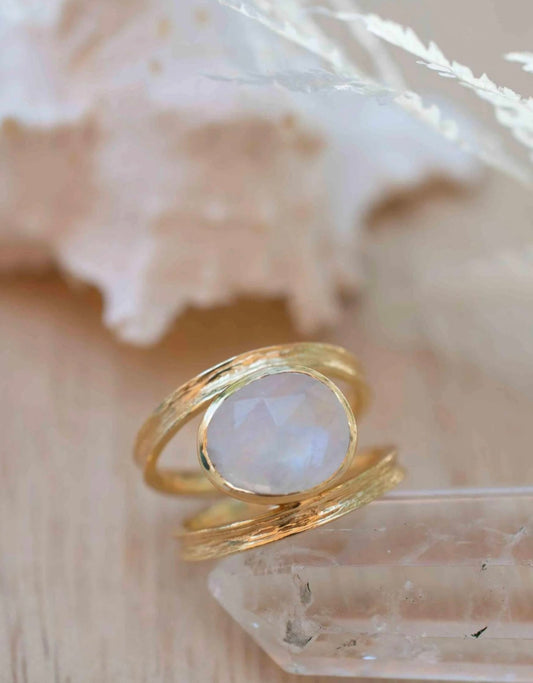 Ny &amp; Trendy 18K Goldplated Ring - Modell "Tani" med oval Moonstone sten