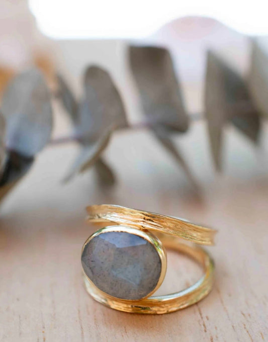 Ny & Trendy 18K Goldplated Ring - Modell "Tani" med oval Labradorite sten