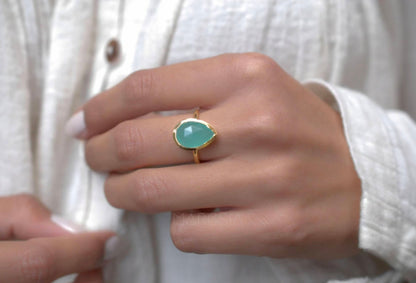 Vakker, enkel og håndlaget 18K Gold Plated Designring med liten Aqua Chalsedony 10x7mm i drÅpeform ..