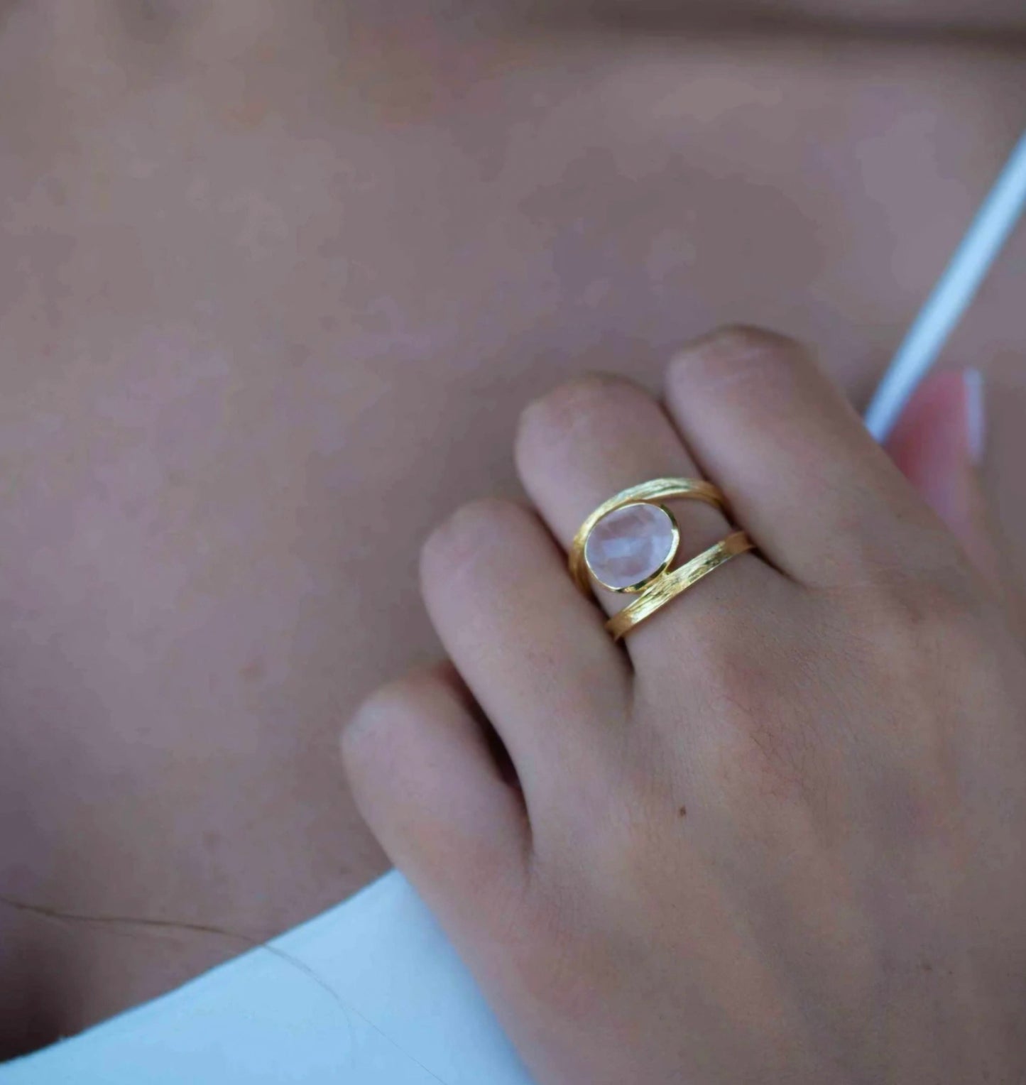 Ny & Trendy 18K Goldplated Ring - Modell "Tani" med oval Rose Quartz  sten