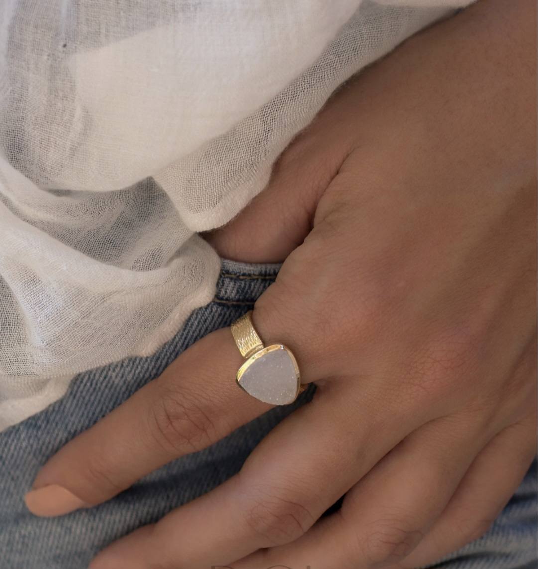 Vakker White Druzy 18K Goldplated Ring - modell " Josie "