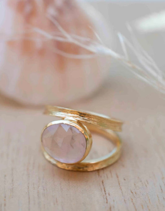 Ny & Trendy 18K Goldplated Ring - Modell "Tani" med oval Rose Quartz  sten