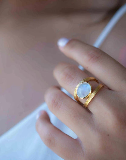 Ny &amp; Trendy 18K Goldplated Ring - Modell "Tani" med oval Moonstone sten