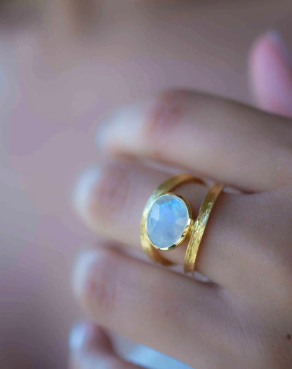 Ny &amp; Trendy 18K Goldplated Ring - Modell "Tani" med oval Moonstone sten