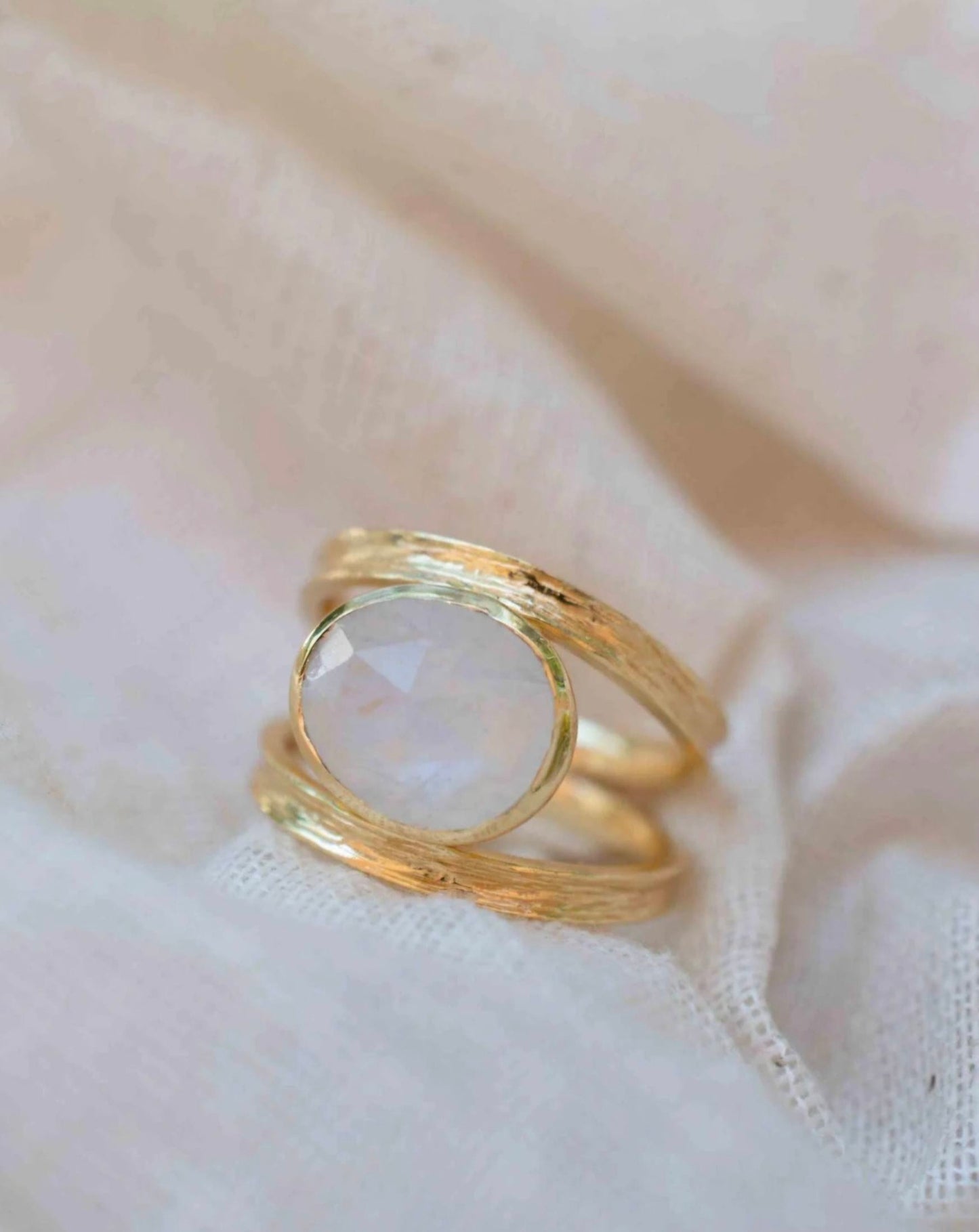 Ny &amp; Trendy 18K Goldplated Ring - Modell "Tani" med oval Moonstone sten