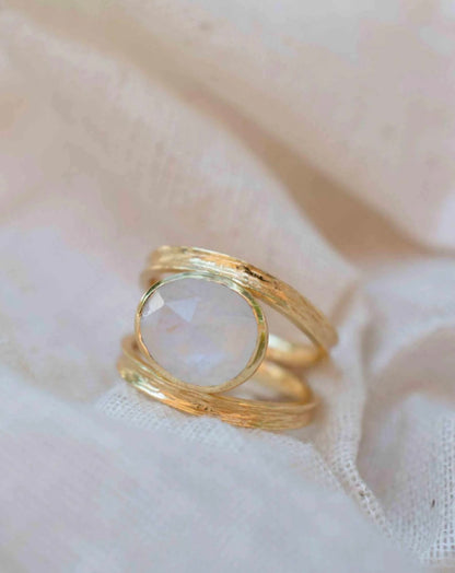 Ny &amp; Trendy 18K Goldplated Ring - Modell "Tani" med oval Moonstone sten