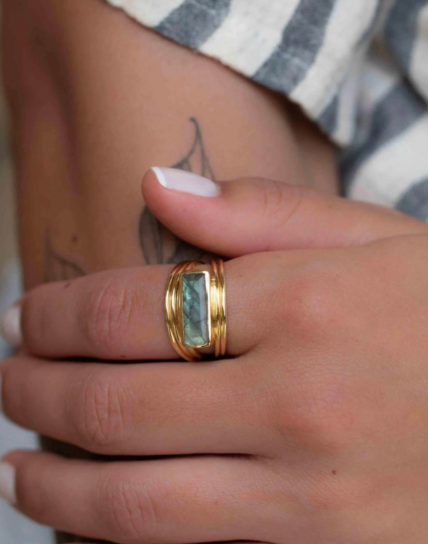 Ny & Trendy 18K Goldplated Ring - Modell "Jani" med Labradorite