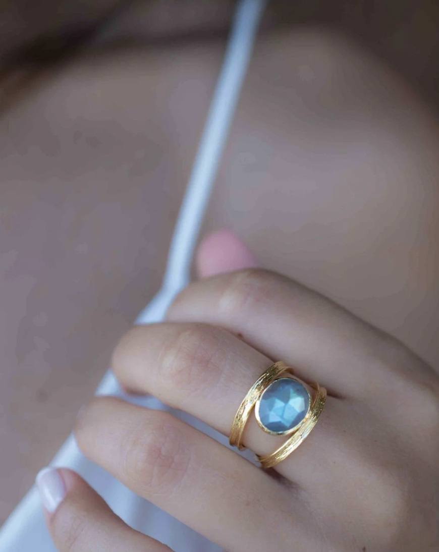 Ny & Trendy 18K Goldplated Ring - Modell "Tani" med oval Labradorite sten