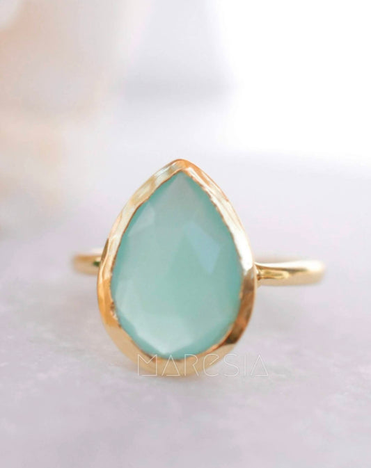 Vakker, enkel og håndlaget 18K Gold Plated Designring med liten Aqua Chalsedony 10x7mm i drÅpeform ..