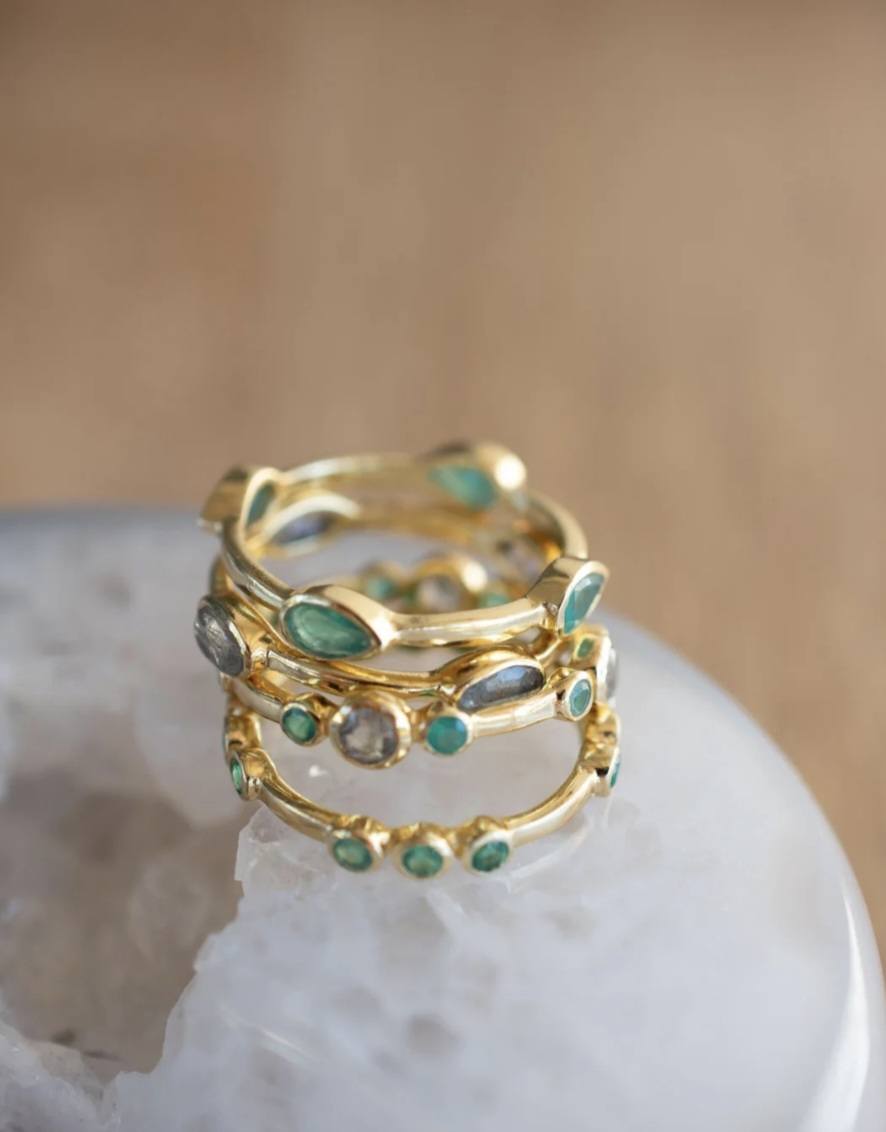 Ny & Trendy Mareshia Design 18K Goldplated Ringer - med Grønn Onyx og Labradorite ( 4 ringer )