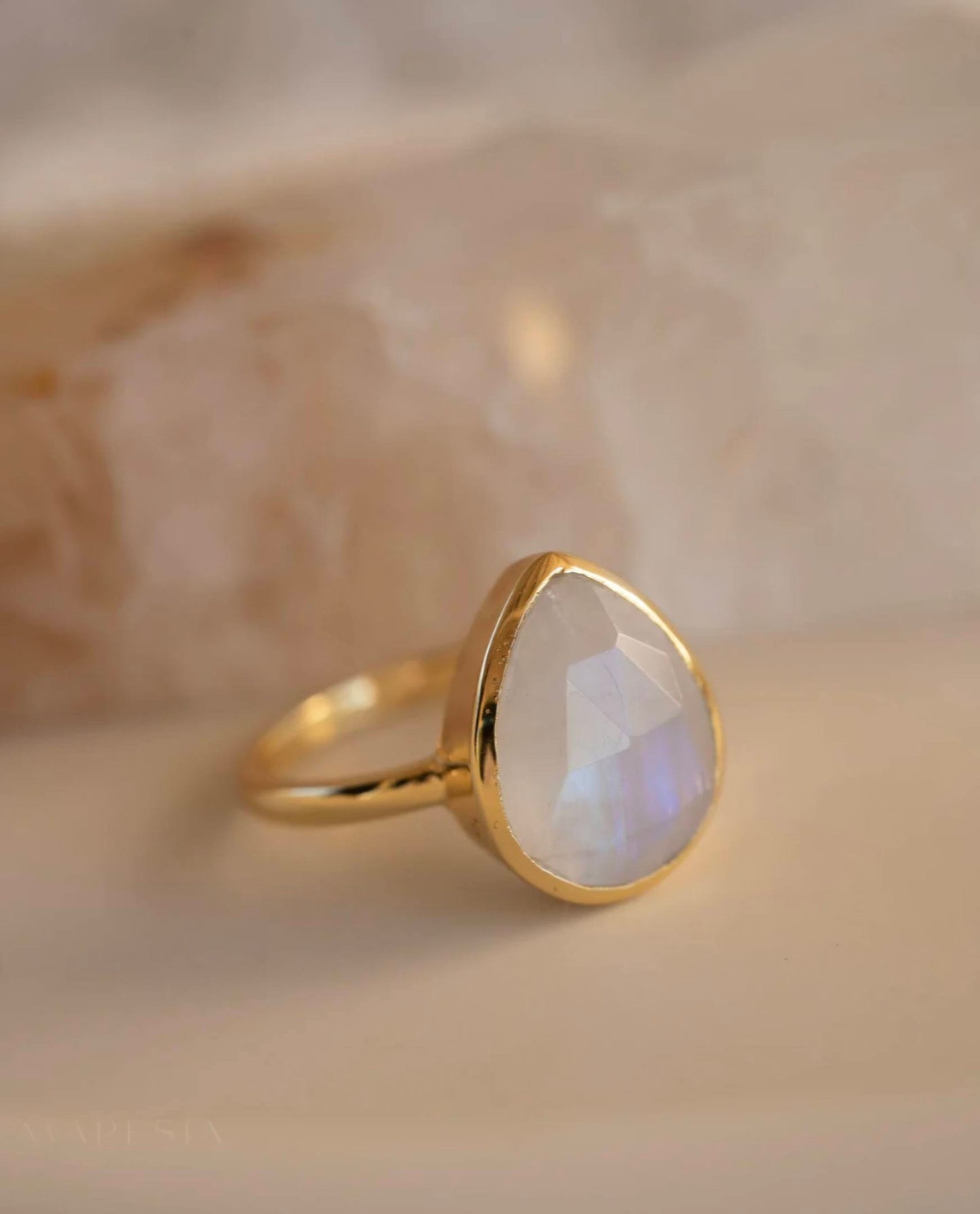 Vakker, enkel og hÅndlaget designring med liten mÅnesten i 18K Gold plated ( 10x7mm) drÅpeform