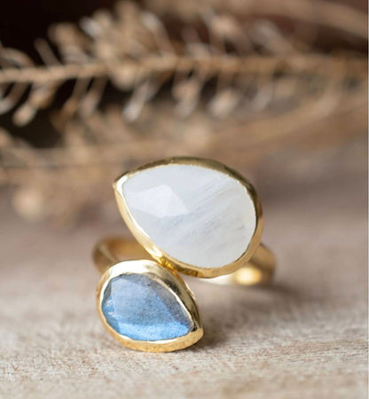 Håndlaget ny Design Ring " Marilia " - 2 stone ringdesign med Moonstone og Labradorite, Gold Electroplated