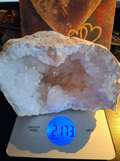 Superflott og stor Maroccan White Quartz Geode ca. 2KG, ca. 16 x 13 x 10cm