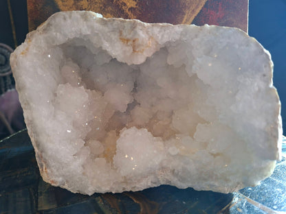 Superflott og stor Maroccan White Quartz Geode ca. 2KG, ca. 16 x 13 x 10cm
