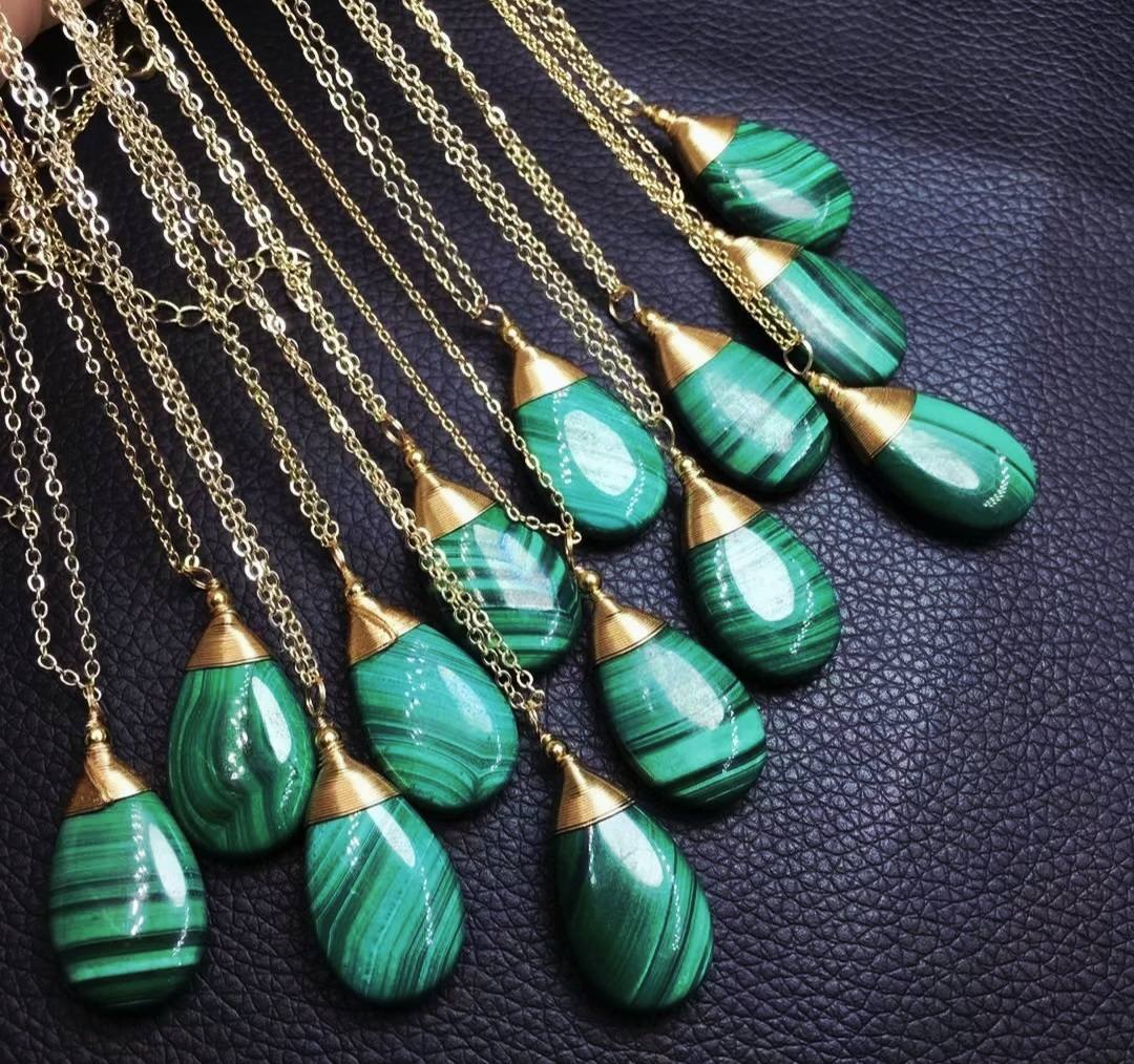 Supervakre AA kvalitet naturlig MALACHITE Dråpeanheng Gold plated m/kjede, ca. 25x15mm