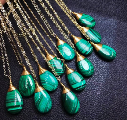 Supervakre AA kvalitet naturlig MALACHITE Dråpeanheng Gold plated m/kjede, ca. 25x15mm