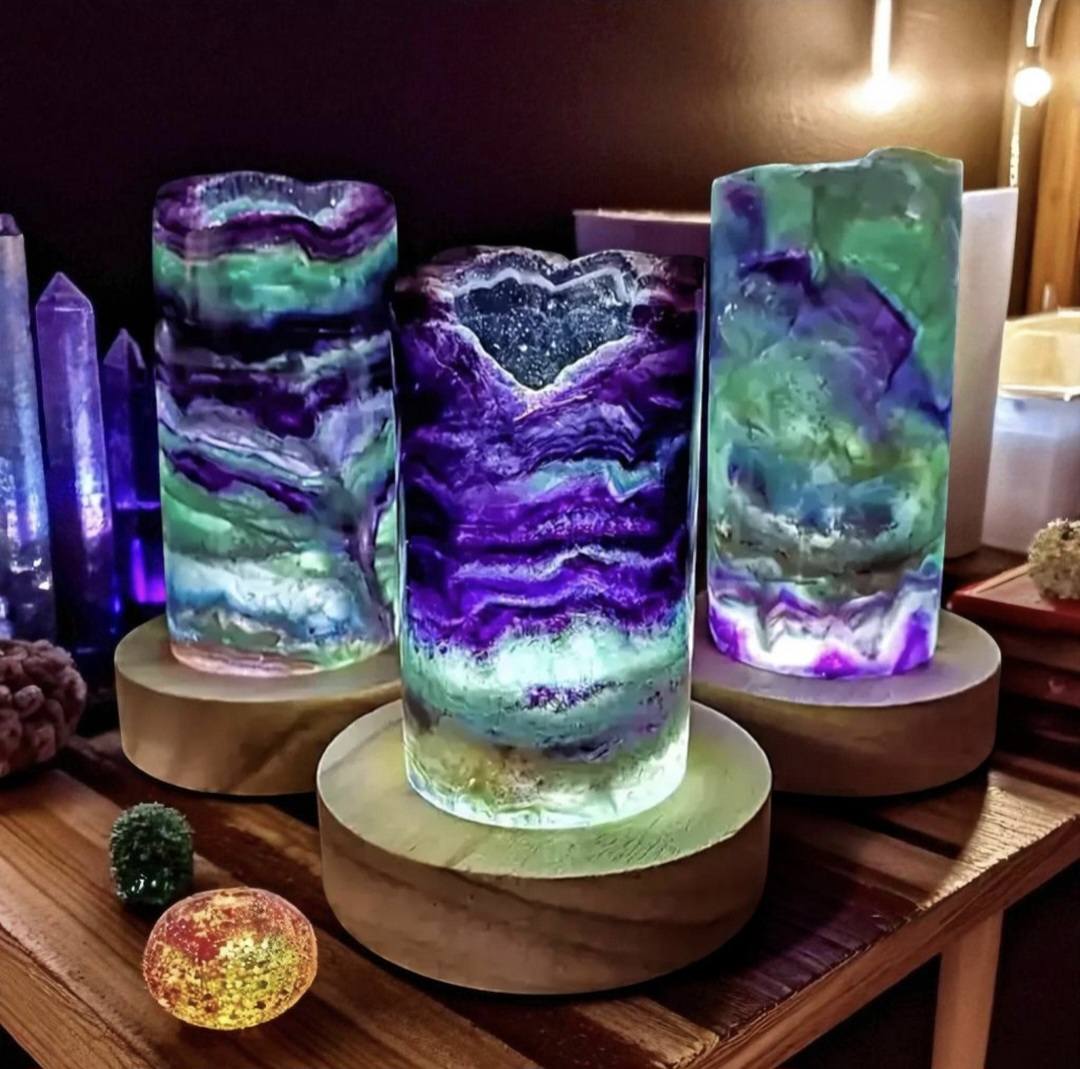 Vakre Fluoritt Regnbue Cylinderlamper i råkrystall, AA Kvalitet, polert ca. 7 x 13cm og remote control, medium size - høy