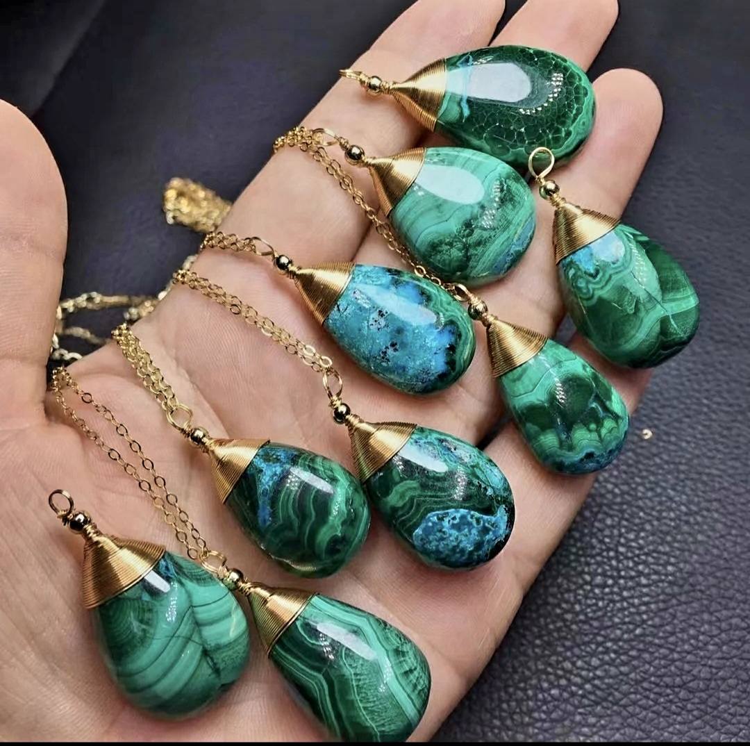 Supervakre AA kvalitet naturlig CHRYSOCOLLA Dråpeanheng Gold plated m/kjede, ca. 25x15mm