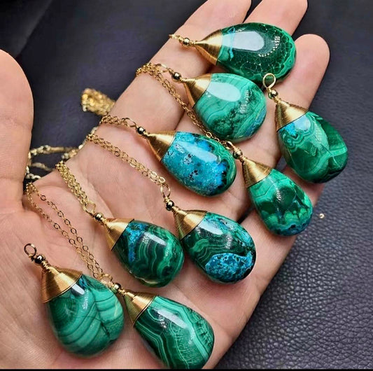 Supervakre AA kvalitet naturlig CHRYSOCOLLA Dråpeanheng Gold plated m/kjede, ca. 25x15mm