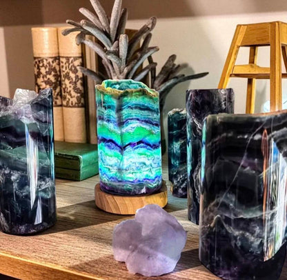 Vakre Fluoritt Regnbue Cylinderlamper i råkrystall, AA Kvalitet, polert ca. 7 x 13cm og remote control, medium size - høy