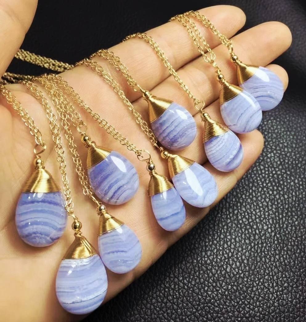 Supervakre AA kvalitet naturlig Blue LACE AGATE Dråpeanheng Gold plated m/kjede, ca. 25x15mm