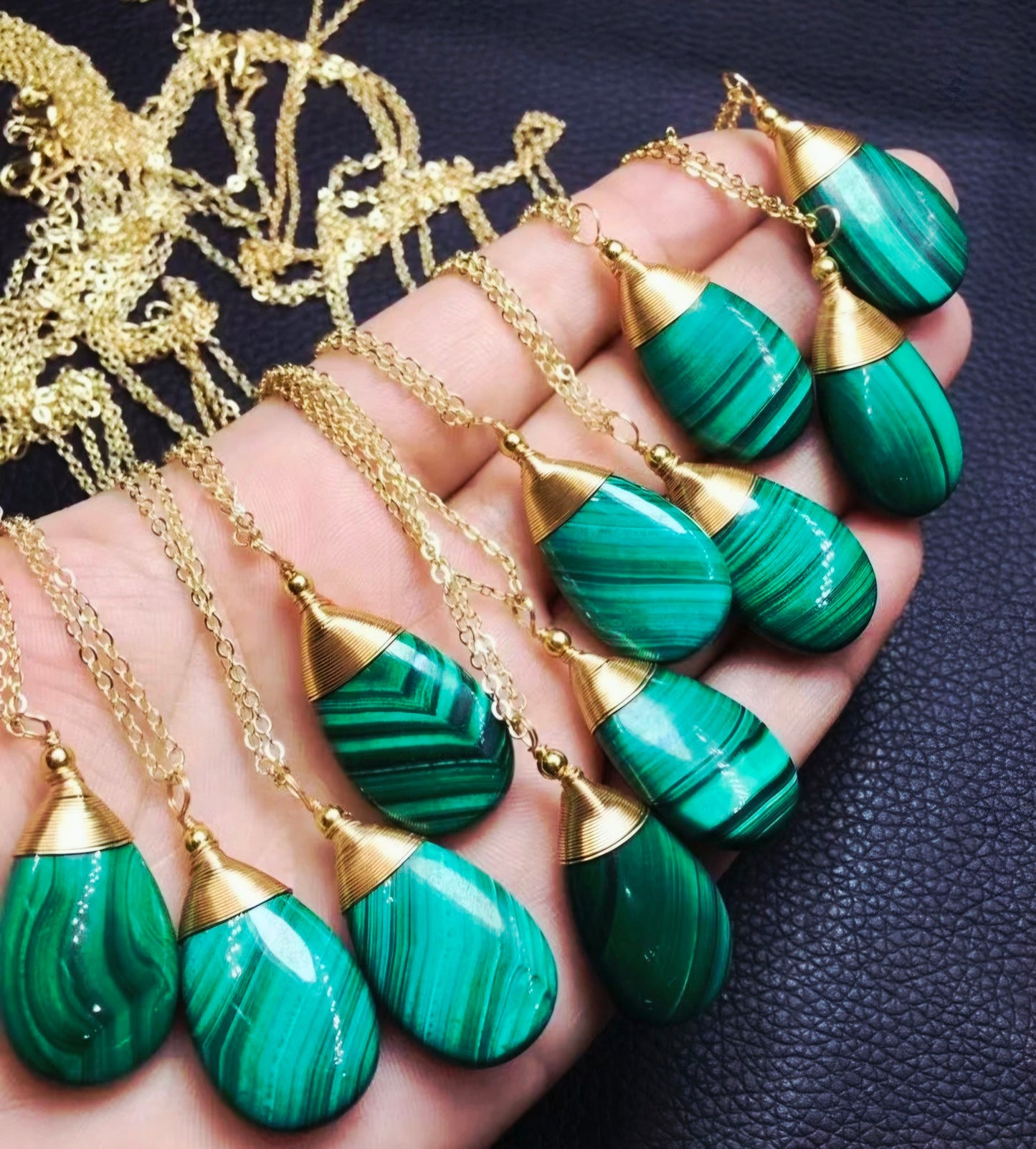 Supervakre AA kvalitet naturlig MALACHITE Dråpeanheng Gold plated m/kjede, ca. 25x15mm