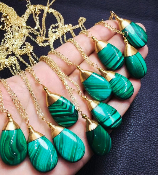 Supervakre AA kvalitet naturlig MALACHITE Dråpeanheng Gold plated m/kjede, ca. 25x15mm